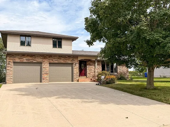465 Easy St, Winthrop, IA 50682