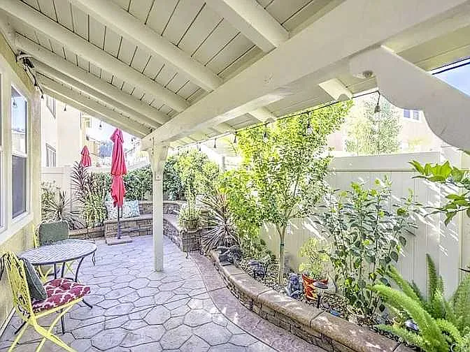 4 bed, 2157 sqft, $1,100 — Photo 2