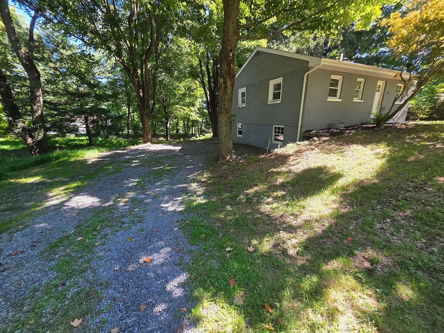 Beautiful Single-Family Home with Spacious Yard and Deck — Photo 2