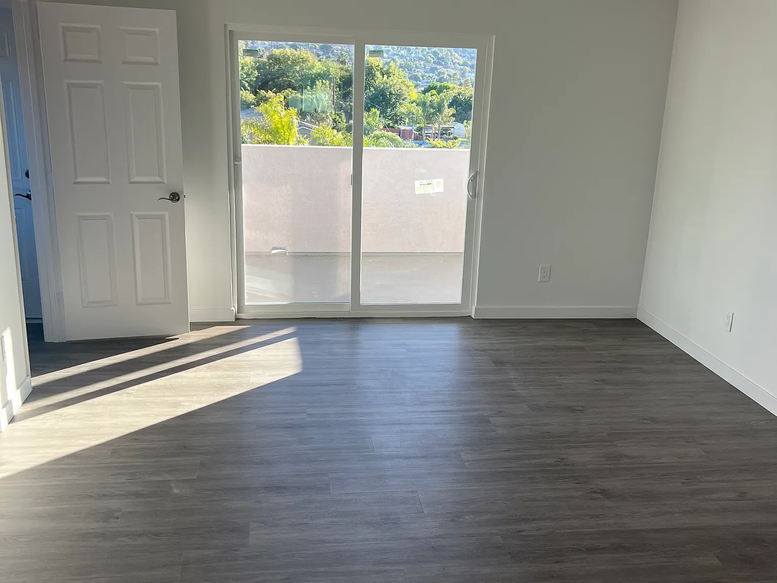 3 bed, 1100 sqft, $3,500 — Photo 2