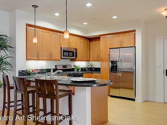 3rd image of 14140 Moorpark St APT 204