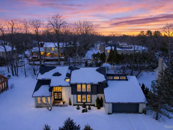 5292 Pond Bluff Dr, West Bloomfield, MI 48323