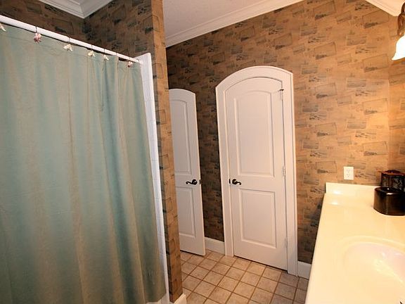 3rd image of 1009 Ashlawn Dr