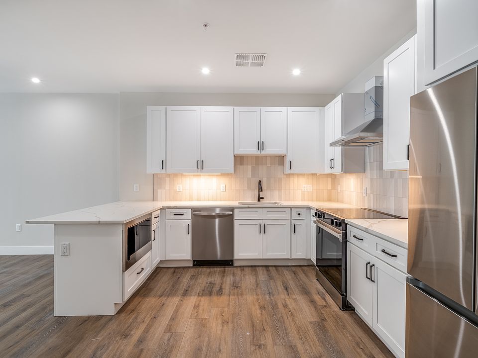 1st image of 7 W Parker Ave #403