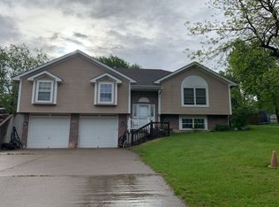 1329 Dickinson Rd, Independence, MO 64050