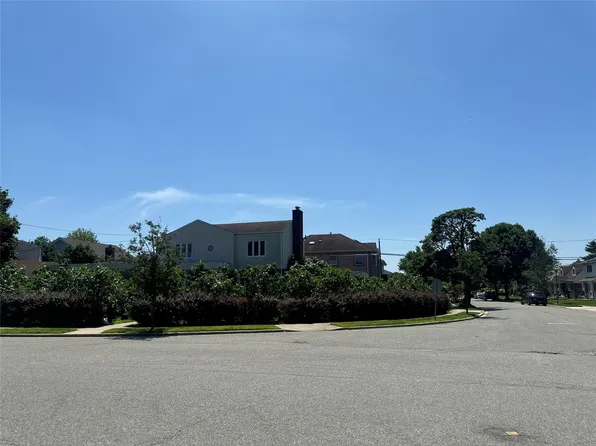 382 Hillside Drive S, New Hyde Park, NY 11040