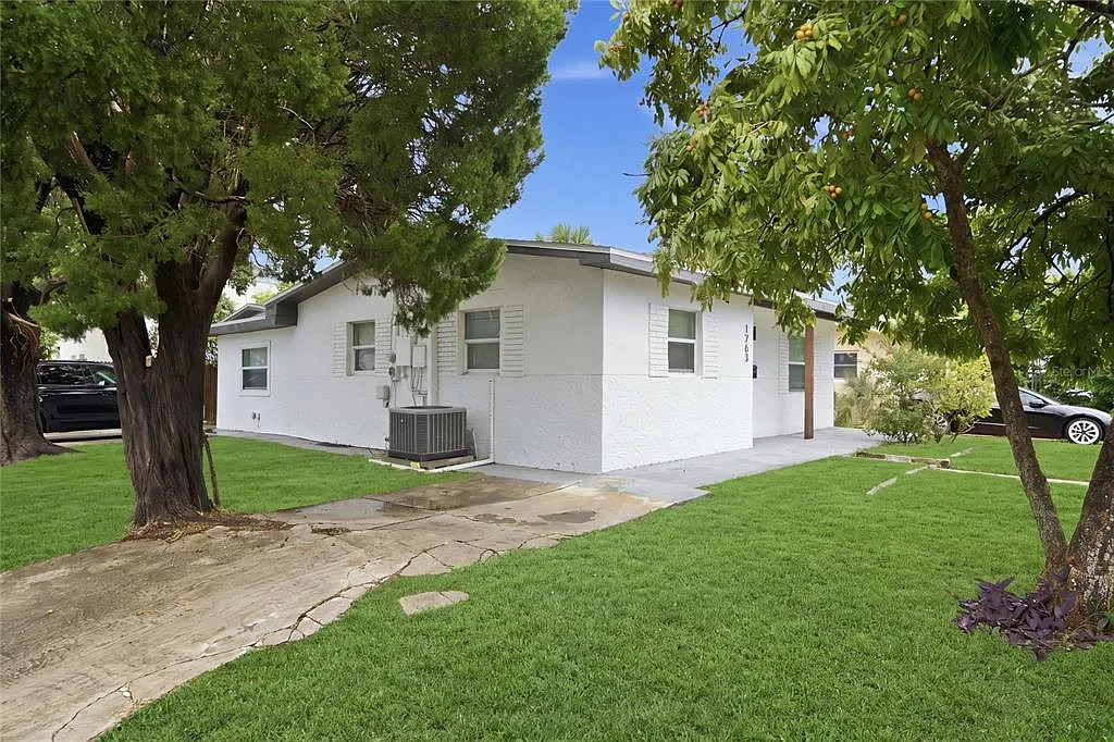 3 bed, 2.0 bath, 1393 sqft, $3,200 — Photo 2