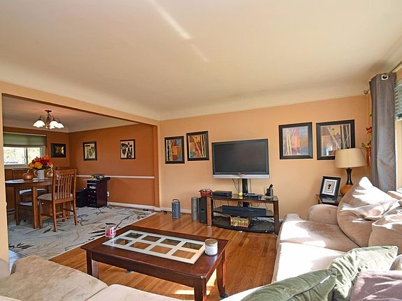 3rd image of 8890 Cherry Blossom Ln