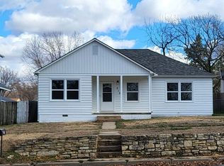 310 N College St, Winfield, KS 67156