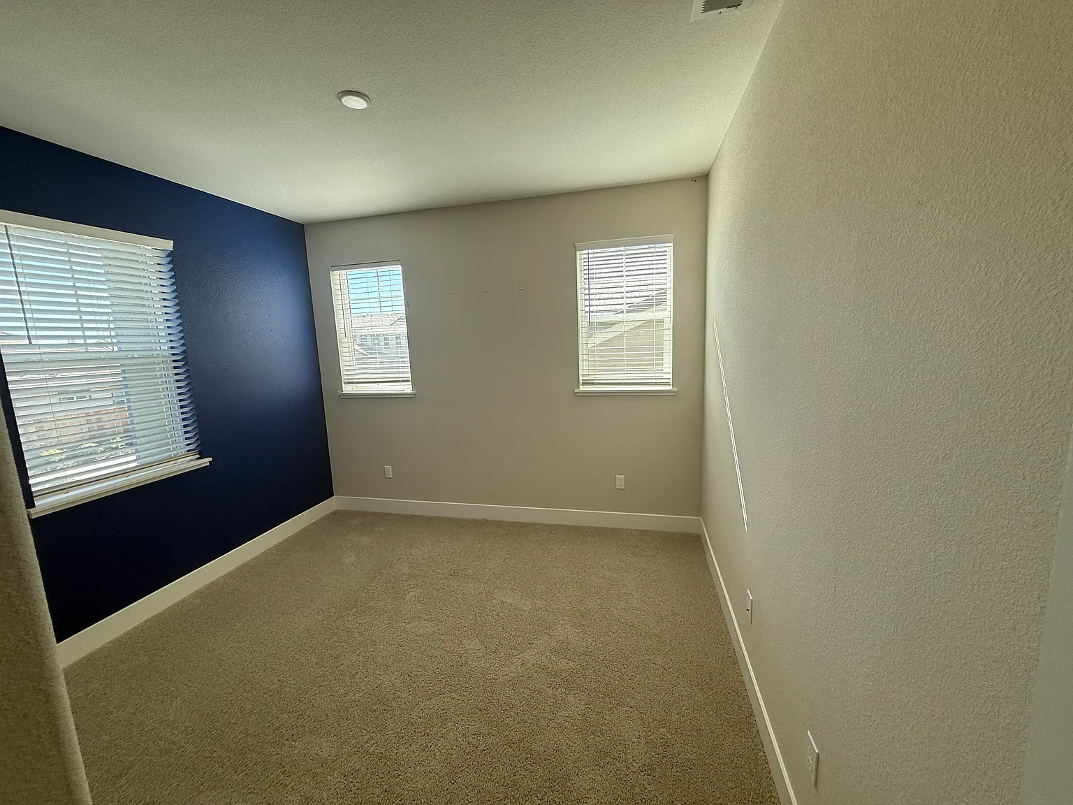 5 bed, 2818 sqft, $1,100 — Photo 3
