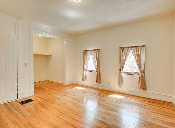 3rd image of 901 Margaret St