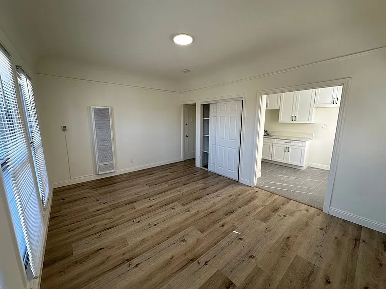 South LA Urban Apartments — Photo 9