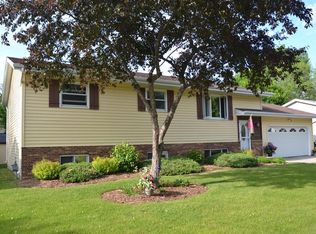 1706 Larkspur Ln, West Bend, WI 53090