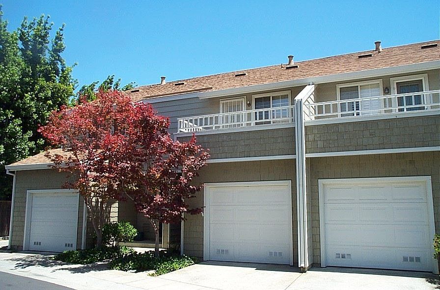 Desirable Village Oaks Townhome