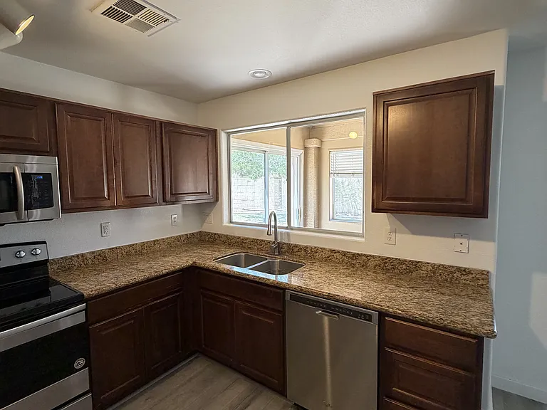 1124 W Laurel Ave — Photo 7