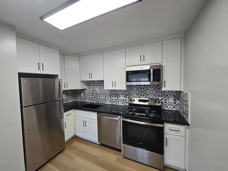 PARKWEST APARTMENTS — Photo 42