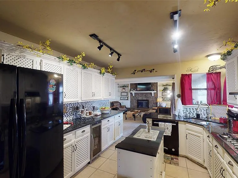 2408 W Boston St — Photo 22