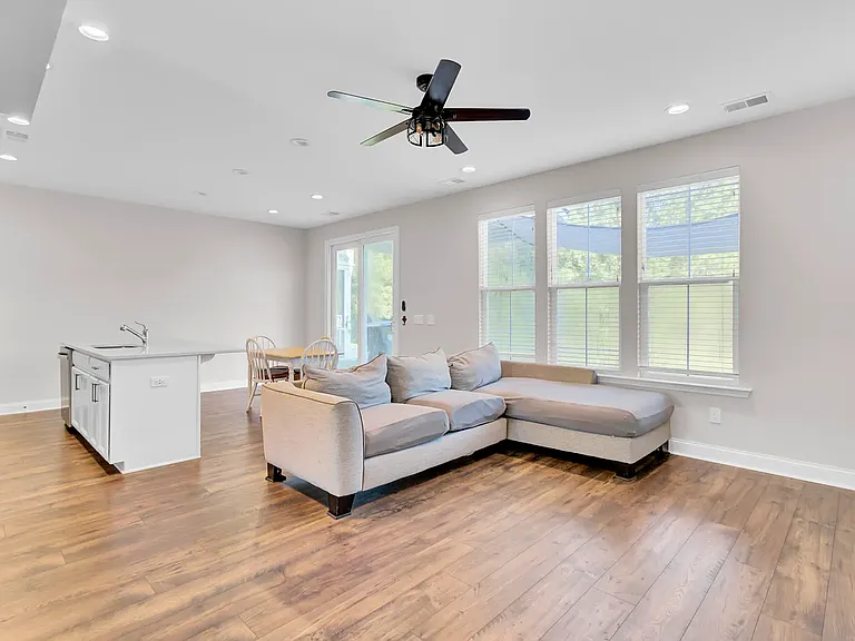 115 Hawthorne Landing Dr — Photo 8