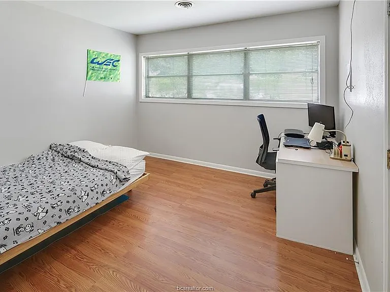305 Brookside Dr W — Photo 31