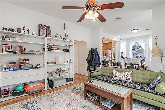 1st image of 977 Summit Ave APT 2