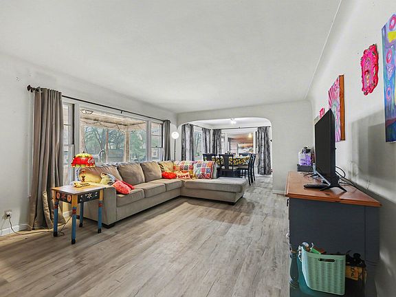 3rd image of 102 Tyrrell St