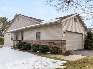 998 Country Gdn NW, Grand Rapids, MI 49534