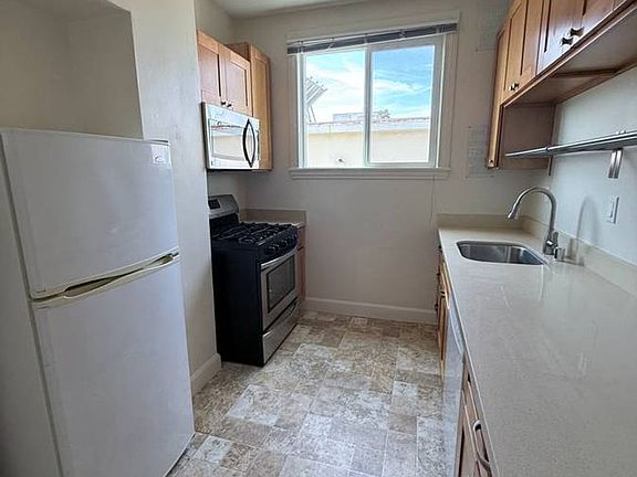 4th image of 2320 Haste St APT 18