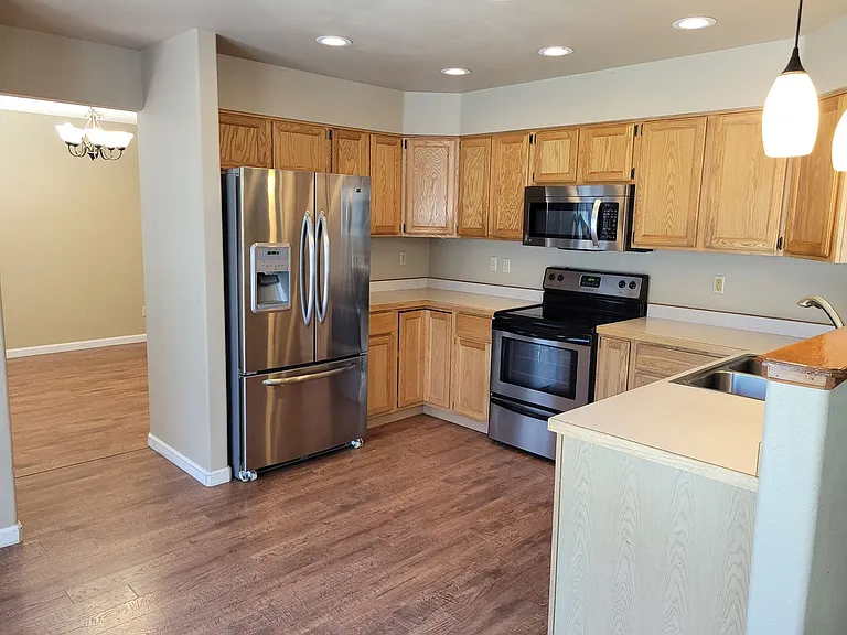 305 Holbrook St — Photo 4