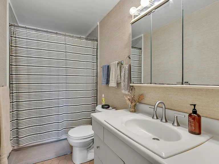 300 Hudson St #7 — Photo 10