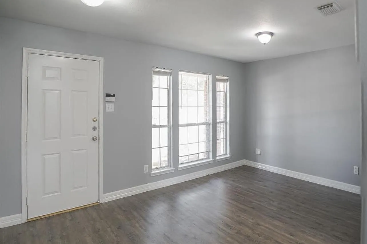 3 bed, 2.5 bath, 2079 sqft, $2,050 — Photo 4