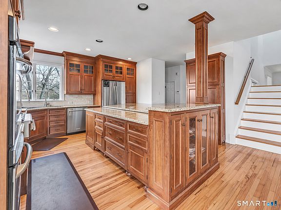3rd image of 553 Judd Rd