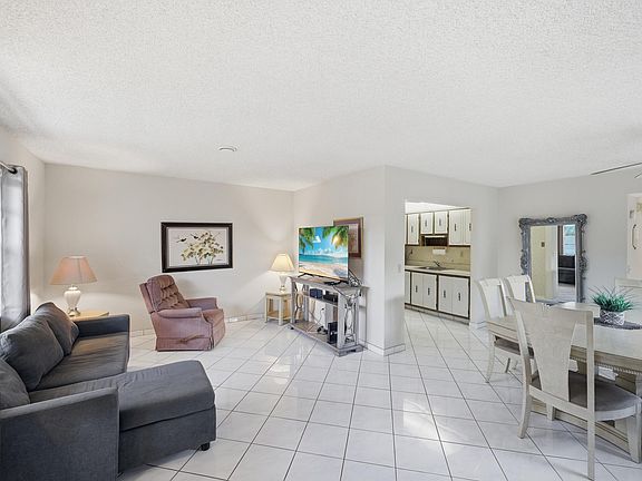 4th image of 519 Burgundy St #K