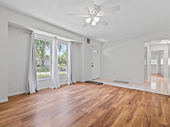5th image of 605 SE Trilein Dr