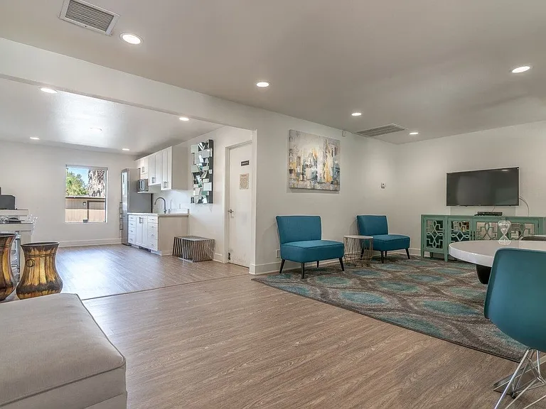 Laurel Heights Apartments — Photo 9
