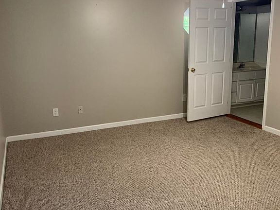 3rd image of 119 Oak Place Cir