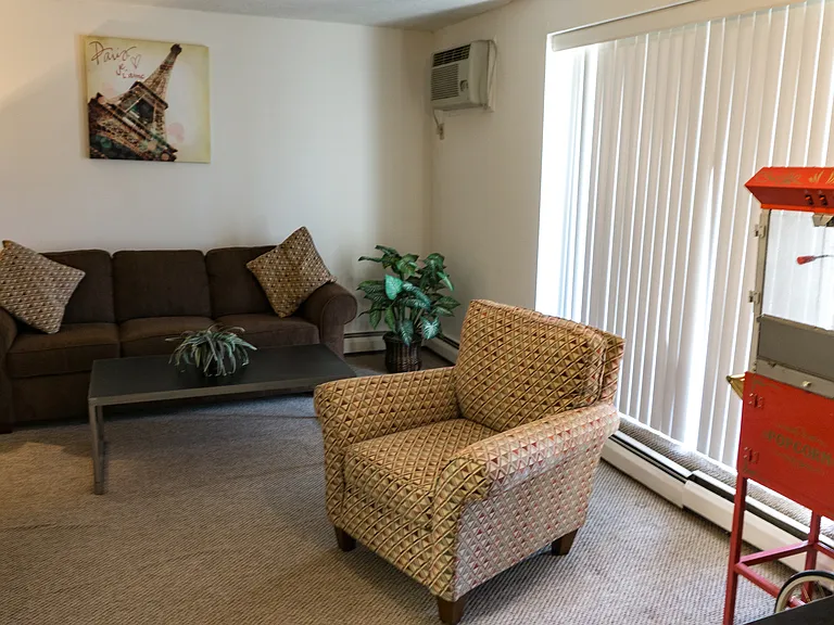 College Towers Apartments — Photo 58