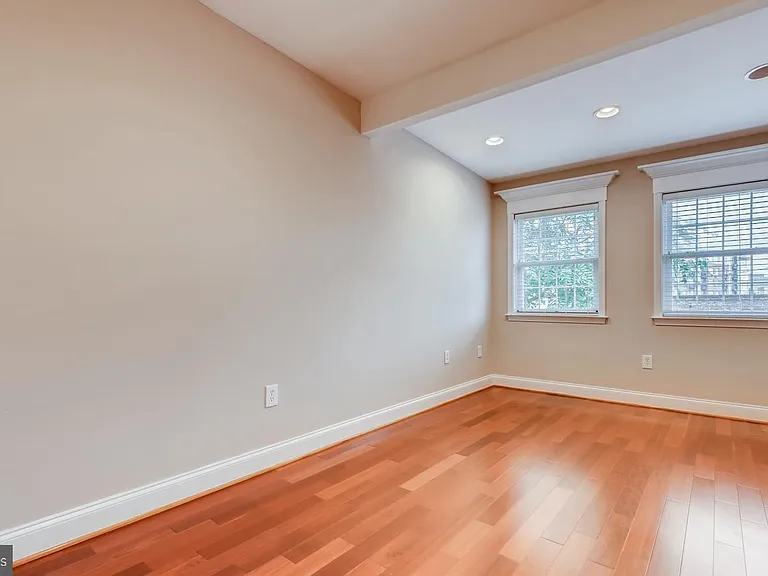 130 W Ostend St — Photo 18