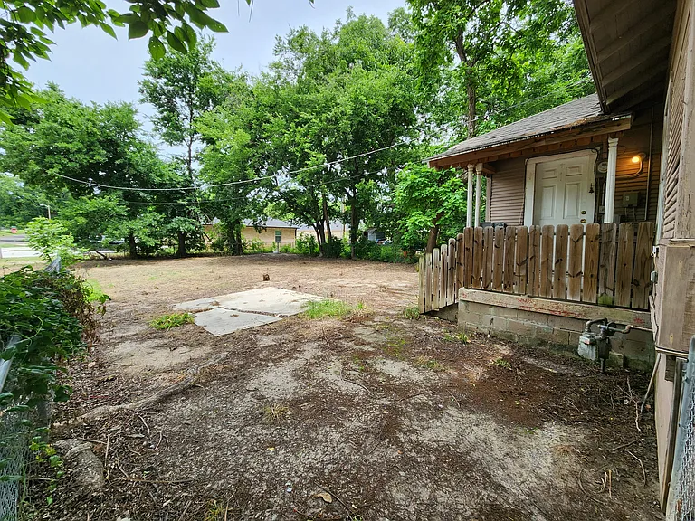 430 W 10th St — Photo 11