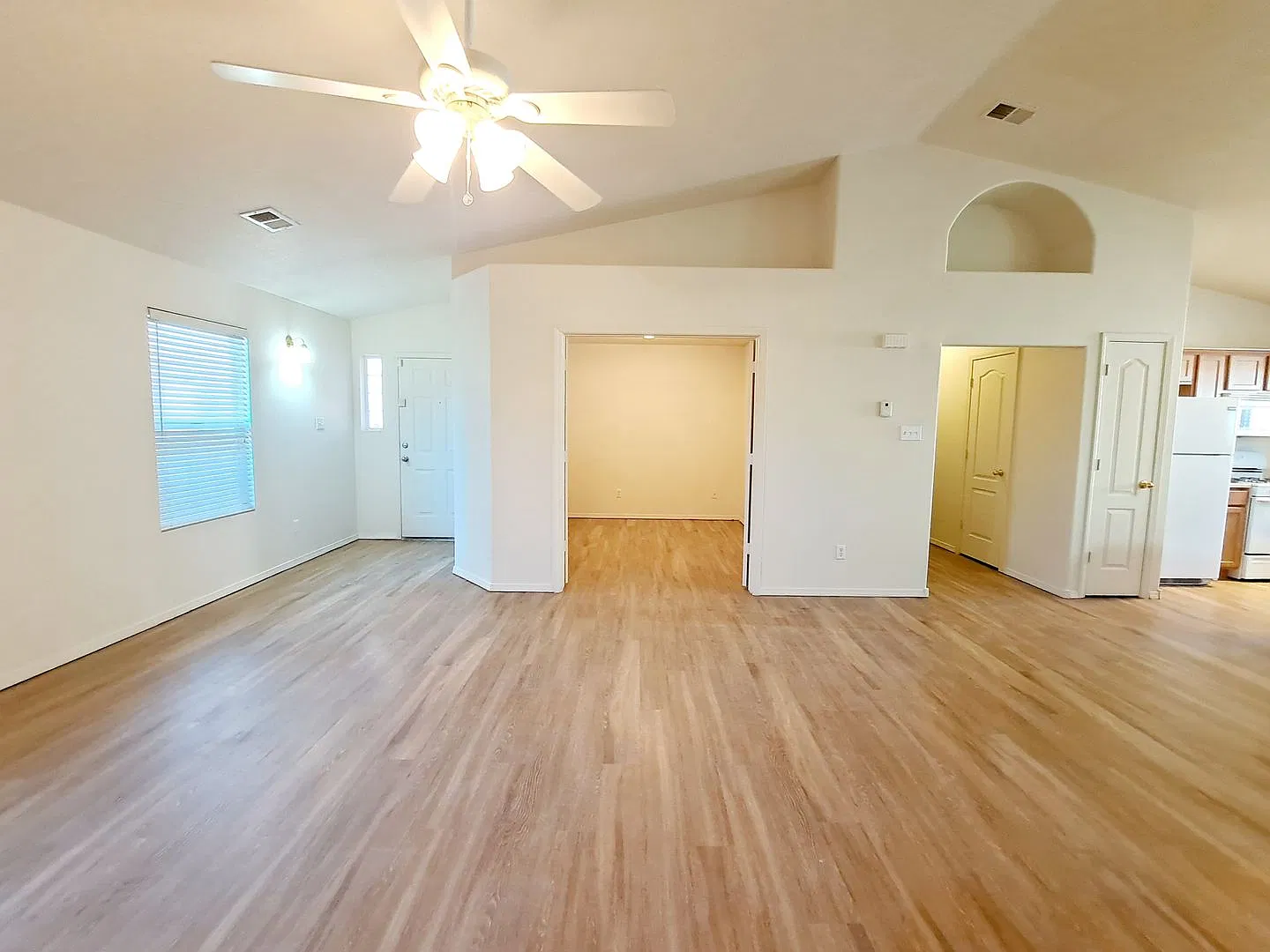 Charming 3 Bed 2 Bath Home in Huning Ranch — Photo 4
