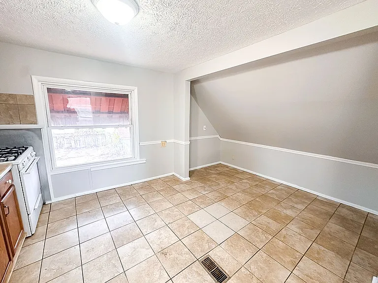 1530 - 1532 N Sherman Dr — Photo 2