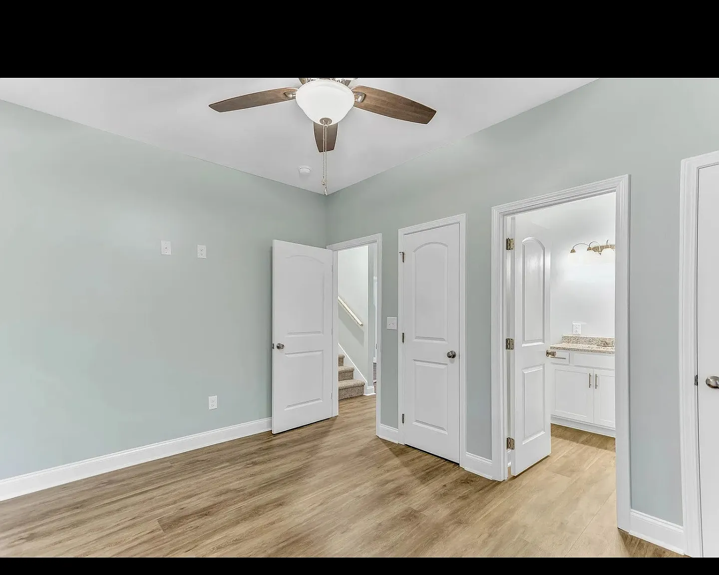 4 bed, 1401 sqft, $2,400 — Photo 3