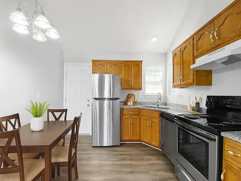 1020 NE Queens Ct — Photo 4