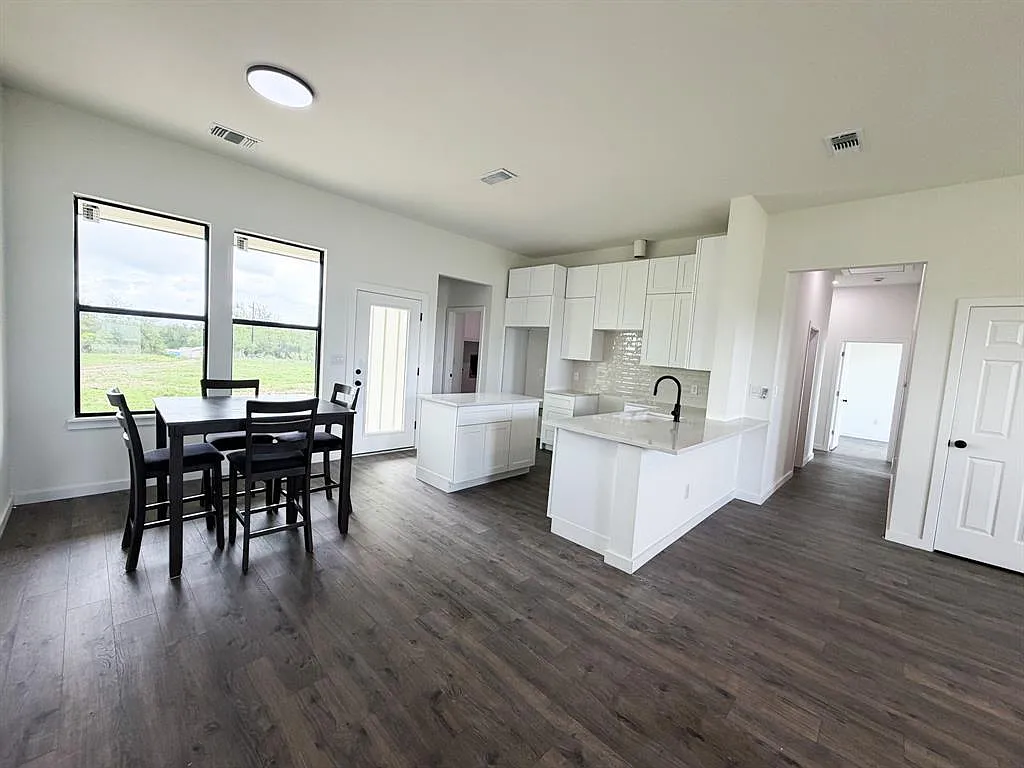 3 bed, 2.0 bath, 1462 sqft, $2,500 — Photo 2