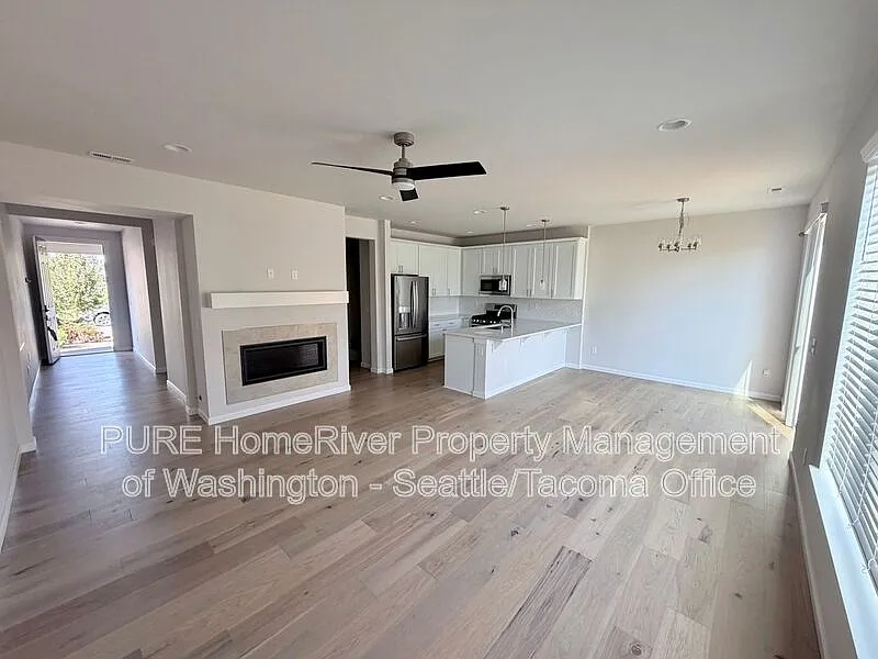 4 bed, 2.5 bath, 1750 sqft, $3,000 — Photo 2