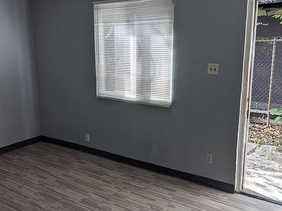 5th image of 916 Lexington Ave #3