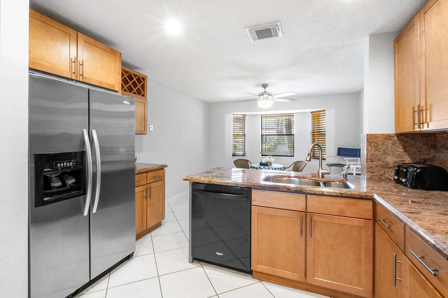 3 bed, 2.5 bath, 2348 sqft, $4,100 — Photo 3
