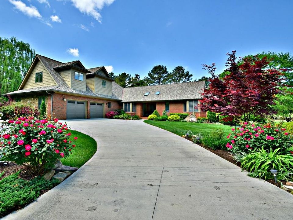 1st image of 417 E Fox Den Dr