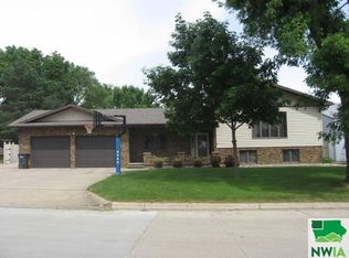 1002 Chestnut St, Hull, IA 51239