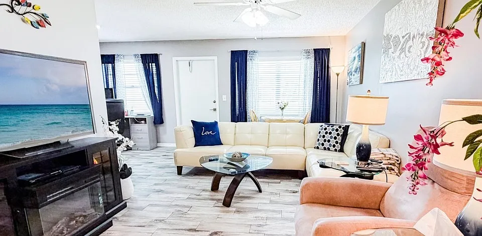 15 Vista Palm Ln