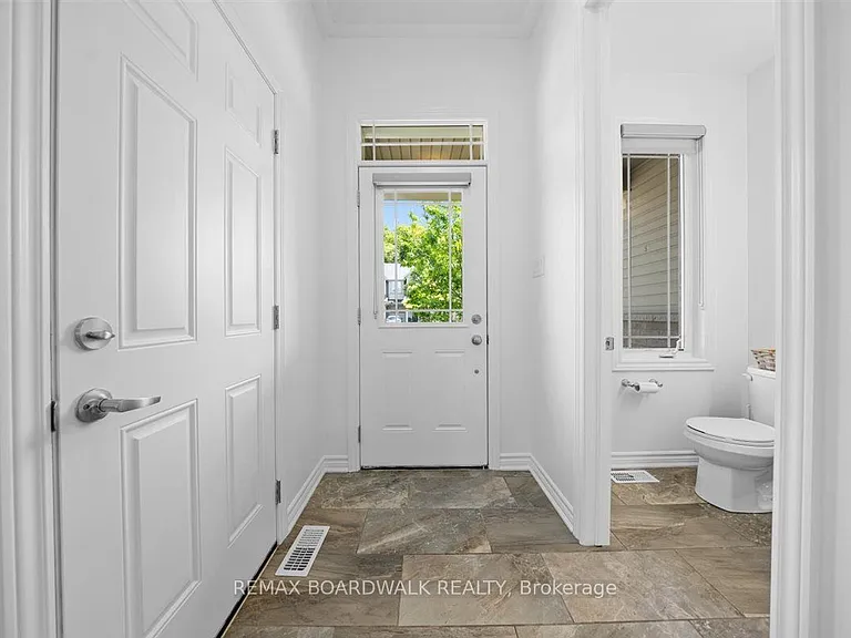 446 Meadowbreeze Dr — Photo 3